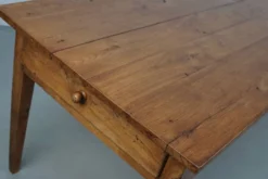 Table de salle à manger de ferme française rustique en chêne antique, datant de la fin du 19ème siècle.