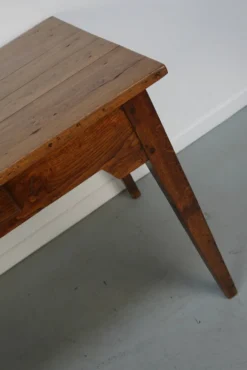 Table de salle à manger de ferme française rustique en chêne antique, datant de la fin du 19ème siècle.