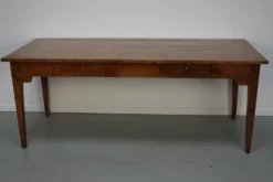 Table de salle à manger de ferme française rustique en chêne antique, datant de la fin du 19ème siècle.