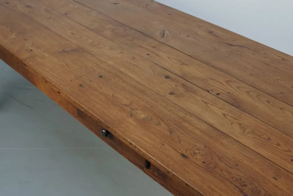 Table de salle à manger de ferme française rustique en chêne antique, datant de la fin du 19ème siècle.
