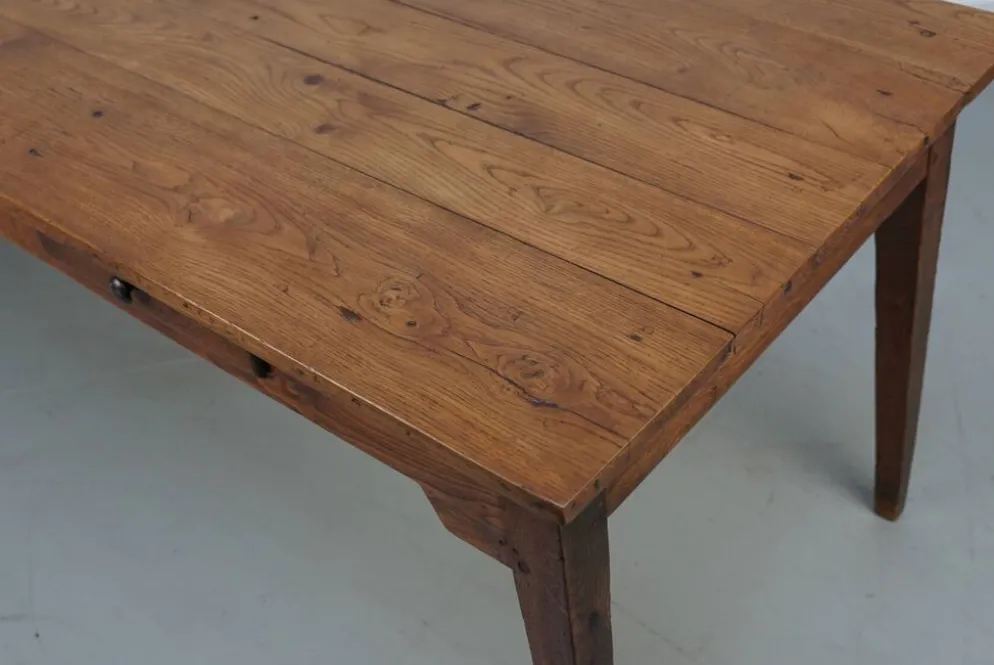 Table de salle à manger de ferme française rustique en chêne antique, datant de la fin du 19ème siècle.