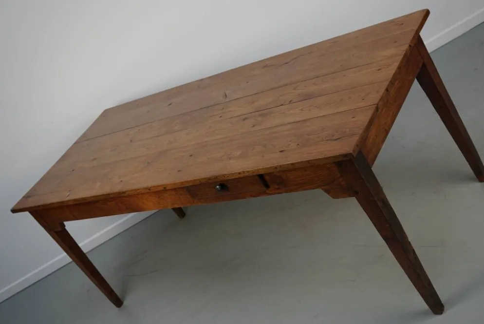 Table de salle à manger de ferme française rustique en chêne antique, datant de la fin du 19ème siècle.