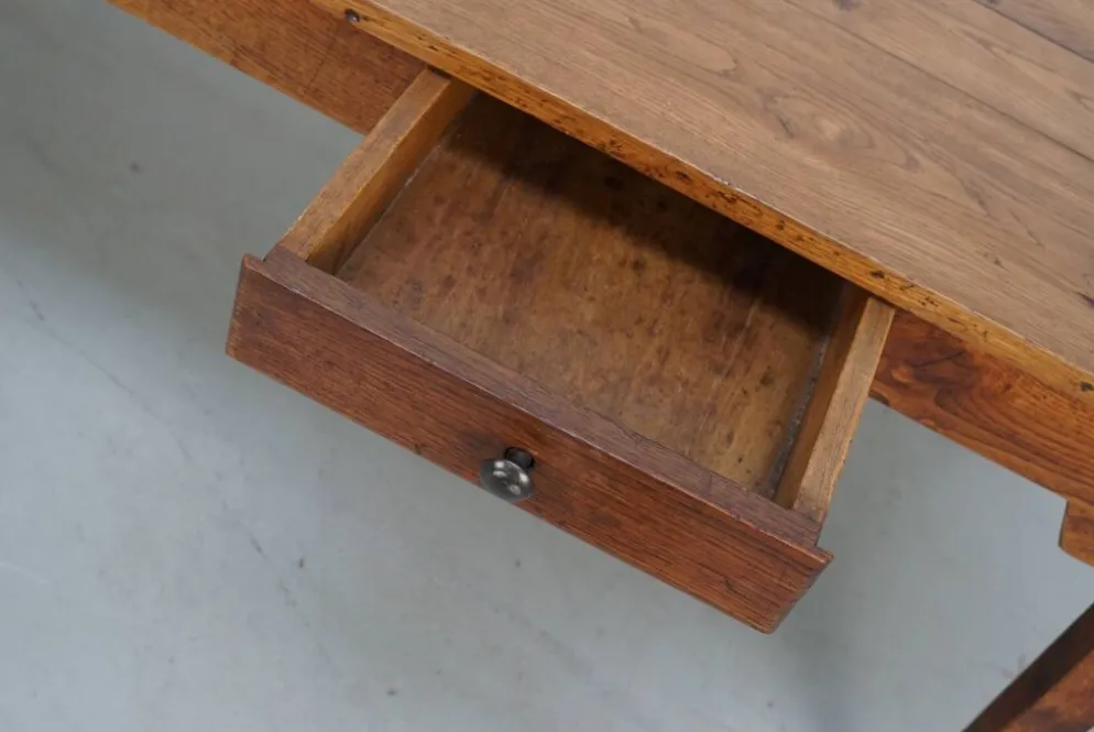 Table de salle à manger de ferme française rustique en chêne antique, datant de la fin du 19ème siècle.