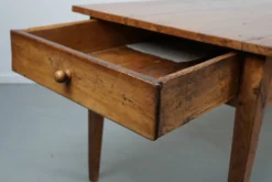 Table de salle à manger de ferme française rustique en chêne antique, datant de la fin du 19ème siècle.