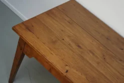 Table de salle à manger de ferme française rustique en chêne antique, datant de la fin du 19ème siècle.