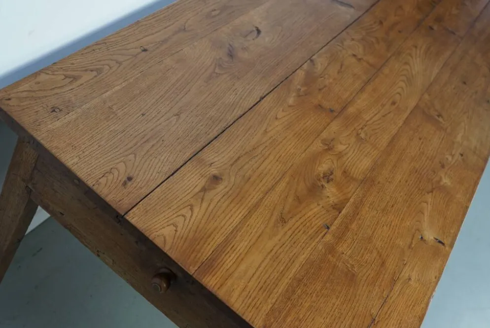 Table de salle à manger de ferme française rustique en chêne antique, datant de la fin du 19ème siècle.