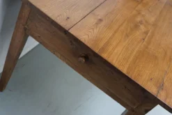 Table de salle à manger de ferme française rustique en chêne antique, datant de la fin du 19ème siècle.