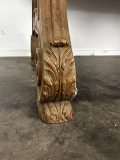 Table de salle à manger de style Renaissance en chêne piètement lyre