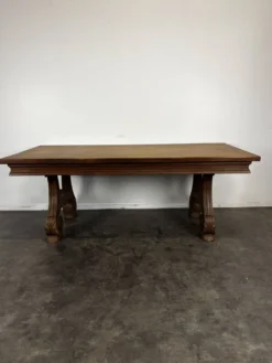 Table de salle à manger de style Renaissance en chêne piètement lyre