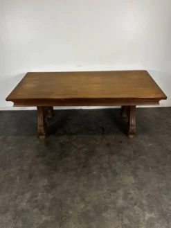 Table de salle à manger de style Renaissance en chêne piètement lyre