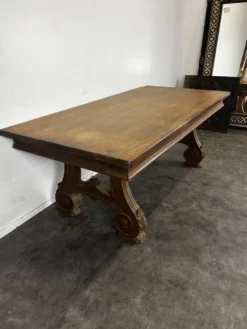 Table de salle à manger de style Renaissance en chêne piètement lyre