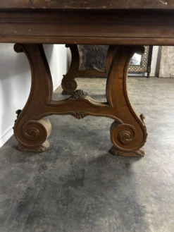 Table de salle à manger de style Renaissance en chêne piètement lyre