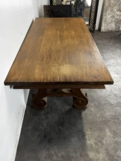Table de salle à manger de style Renaissance en chêne piètement lyre