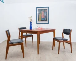 Table de salle à manger en teck, fabriquée au Danemark, par la société Glos