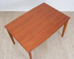 Table de salle à manger en teck, fabriquée au Danemark, par la société Glos
