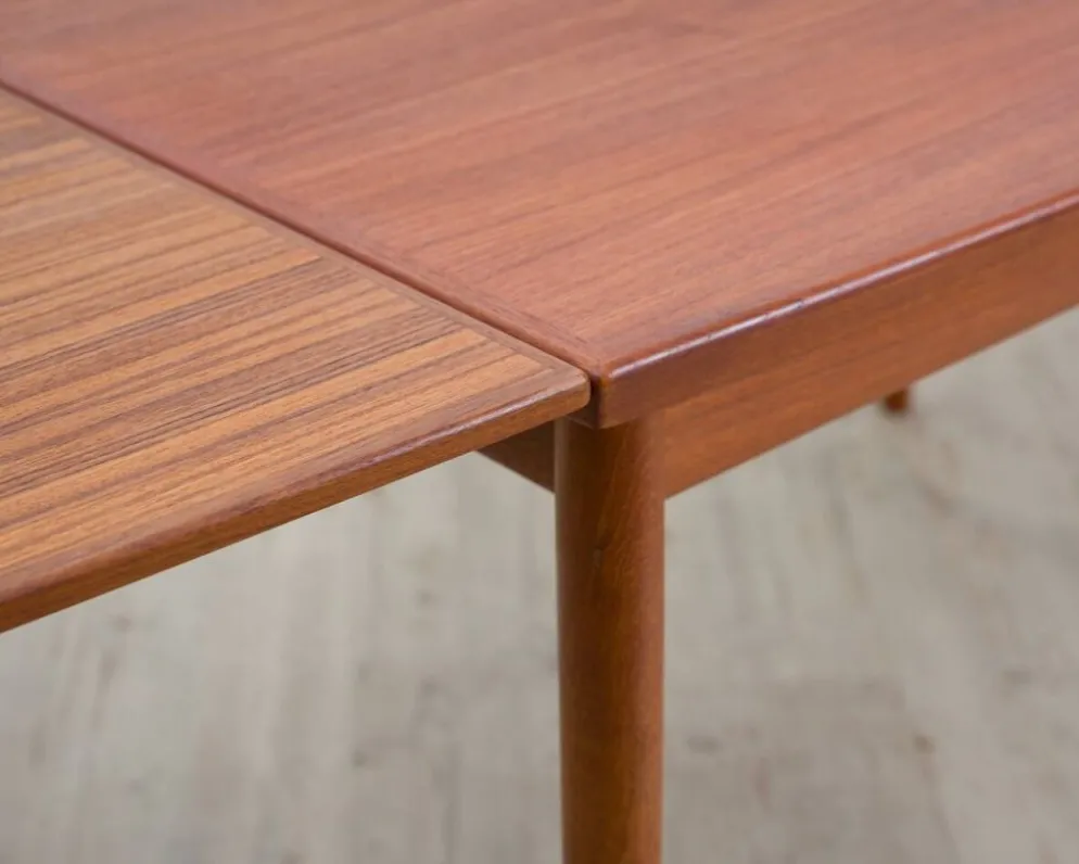 Table de salle à manger en teck, fabriquée au Danemark, par la société Glos