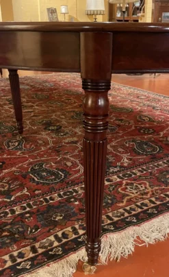 Table de salle à manger extensible d'époque Louis XVI en acajou à bandeau d
