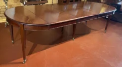 Table de salle à manger extensible Louis XVI en acajou à bandeau -19° siècl