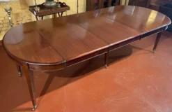 Table de salle à manger extensible Louis XVI en acajou à bandeau -19° siècl