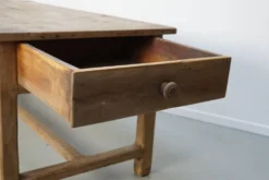 Table de salle à manger rustique française du XVIIIe siècle en vieux orme, style ferme