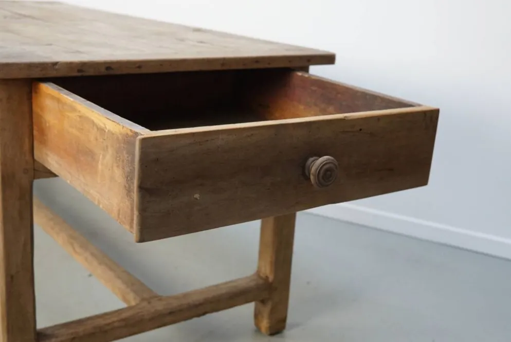 Table de salle à manger rustique française du XVIIIe siècle en vieux orme, style ferme