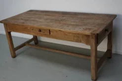 Table de salle à manger rustique française du XVIIIe siècle en vieux orme, style ferme