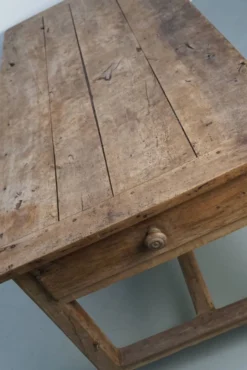Table de salle à manger rustique française du XVIIIe siècle en vieux orme, style ferme