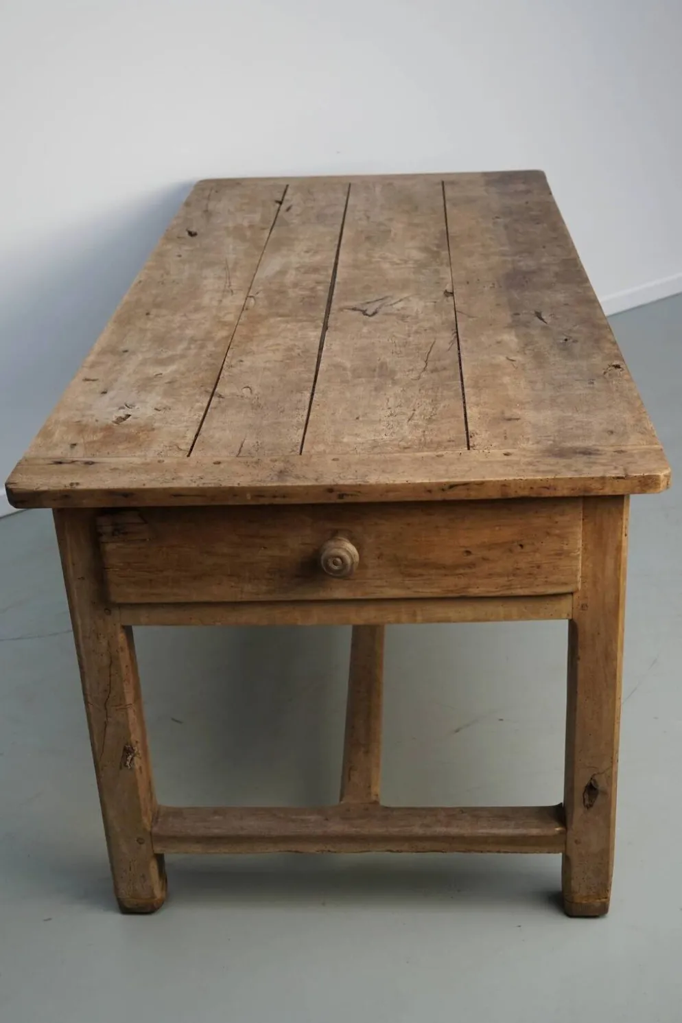 Table de salle à manger rustique française du XVIIIe siècle en vieux orme, style ferme