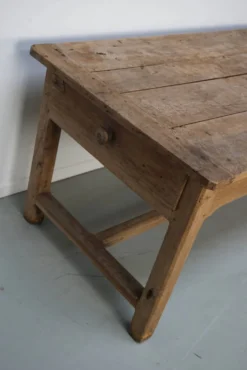 Table de salle à manger rustique française du XVIIIe siècle en vieux orme, style ferme