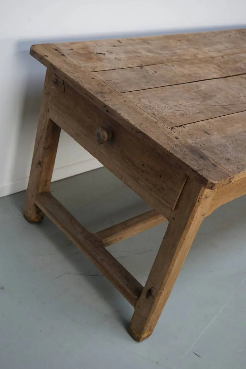 Table de salle à manger rustique française du XVIIIe siècle en vieux orme, style ferme
