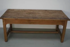 Table de salle à manger rustique française du XVIIIe siècle en vieux orme, style ferme