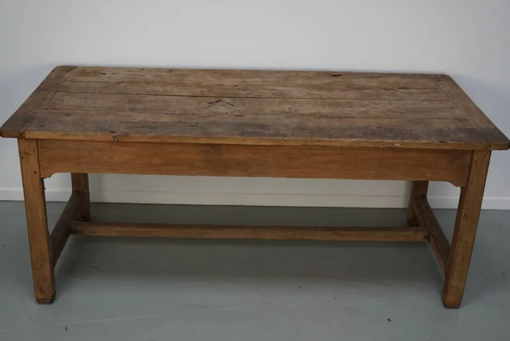 Table de salle à manger rustique française du XVIIIe siècle en vieux orme, style ferme