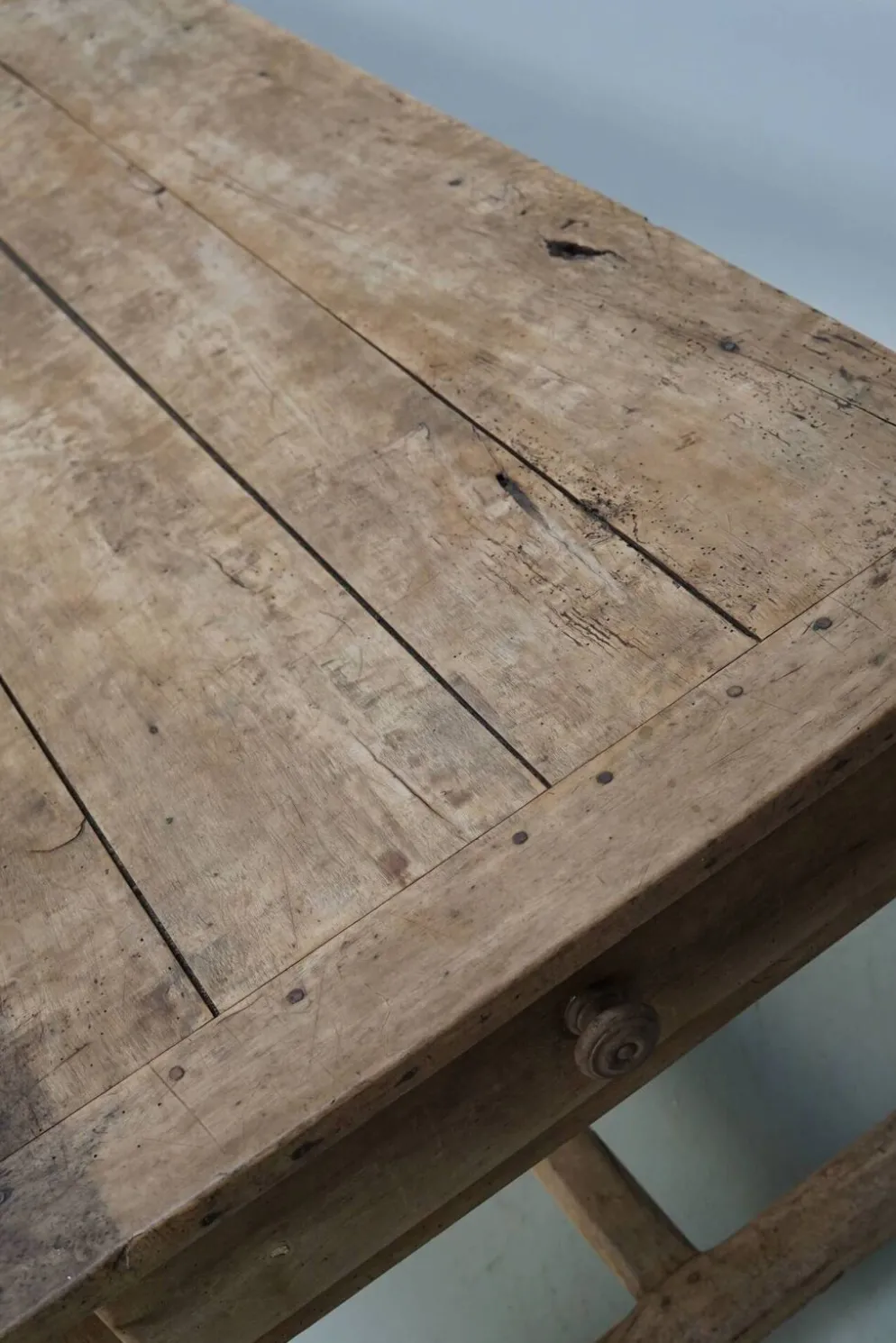 Table de salle à manger rustique française du XVIIIe siècle en vieux orme, style ferme