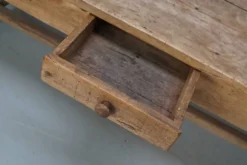 Table de salle à manger rustique française du XVIIIe siècle en vieux orme, style ferme