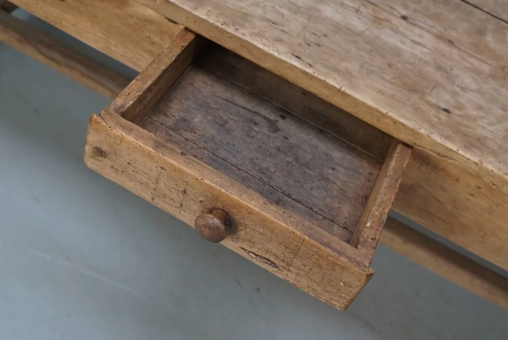 Table de salle à manger rustique française du XVIIIe siècle en vieux orme, style ferme
