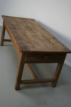 Table de salle à manger rustique française du XVIIIe siècle en vieux orme, style ferme