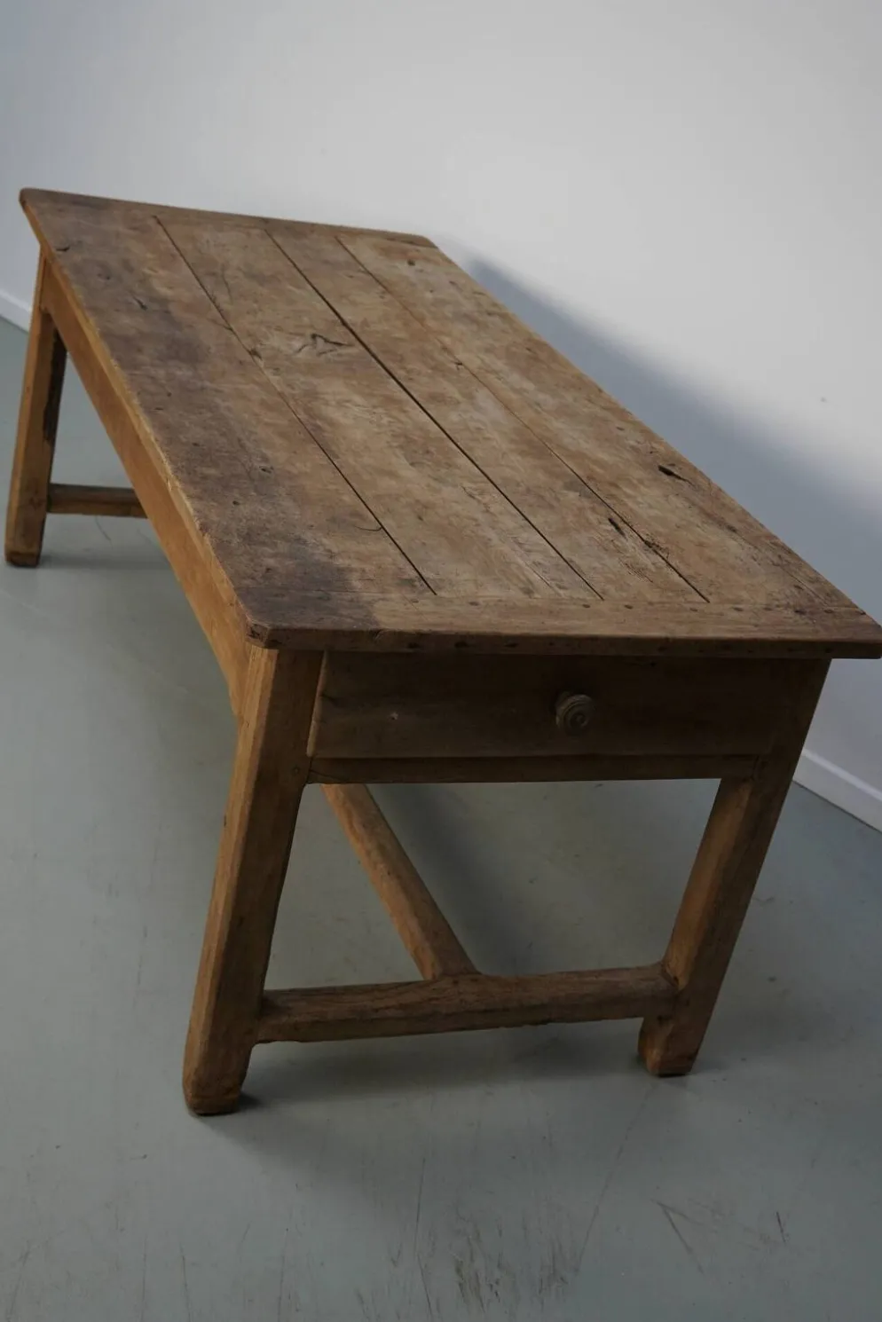 Table de salle à manger rustique française du XVIIIe siècle en vieux orme, style ferme