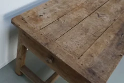 Table de salle à manger rustique française du XVIIIe siècle en vieux orme, style ferme