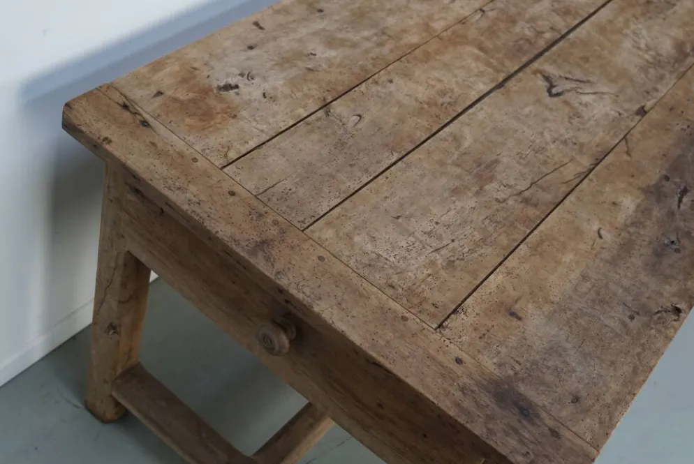Table de salle à manger rustique française du XVIIIe siècle en vieux orme, style ferme