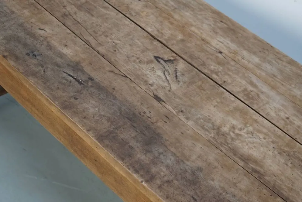 Table de salle à manger rustique française du XVIIIe siècle en vieux orme, style ferme