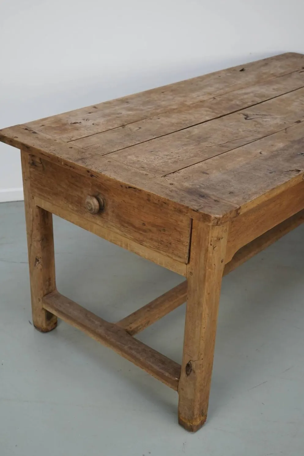 Table de salle à manger rustique française du XVIIIe siècle en vieux orme, style ferme