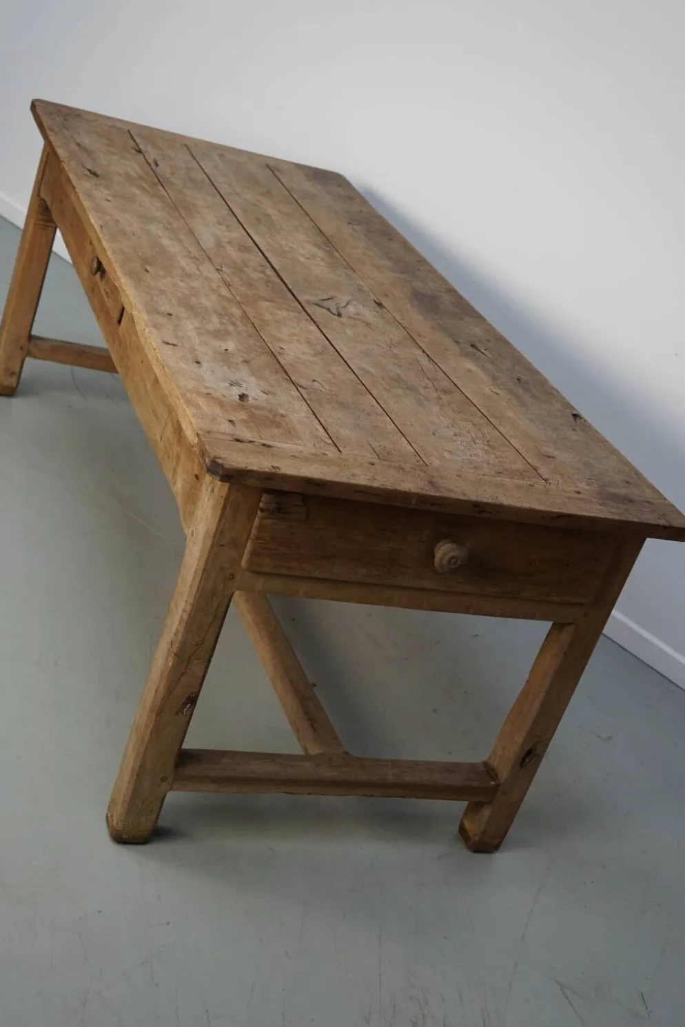 Table de salle à manger rustique française du XVIIIe siècle en vieux orme, style ferme