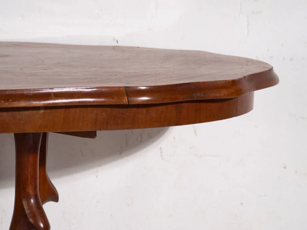 Table de salon ancienne en bois de noyer – Europe centrale, vers 1880