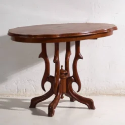 Table de salon ancienne en bois de noyer – Europe centrale, vers 1880