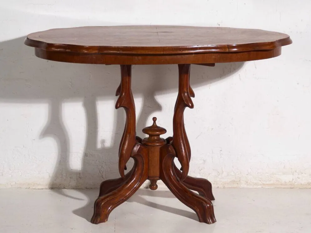Table de salon ancienne en bois de noyer – Europe centrale, vers 1880
