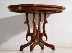 Table de salon ancienne en bois de noyer – Europe centrale, vers 1880