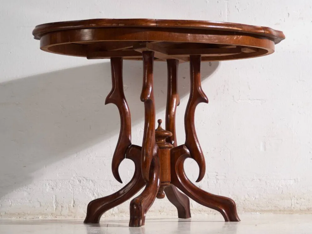 Table de salon ancienne en bois de noyer – Europe centrale, vers 1880