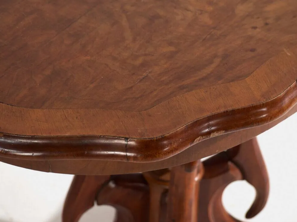 Table de salon ancienne en bois de noyer – Europe centrale, vers 1880