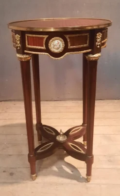 Table de salon de style Louis XVI