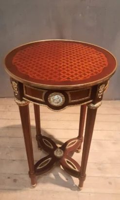 Table de salon de style Louis XVI